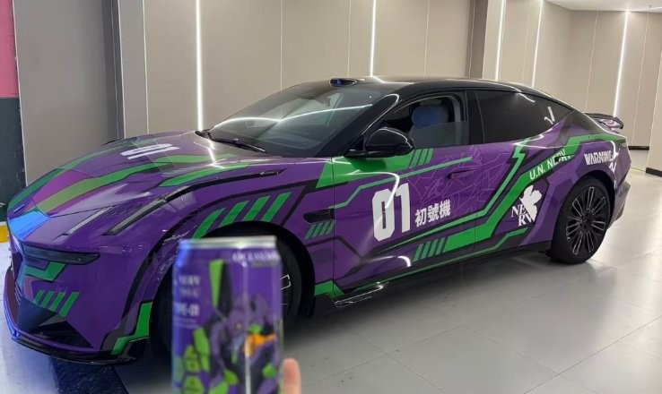 EVA 初号机配色的车（紫 × 绿车身贴）